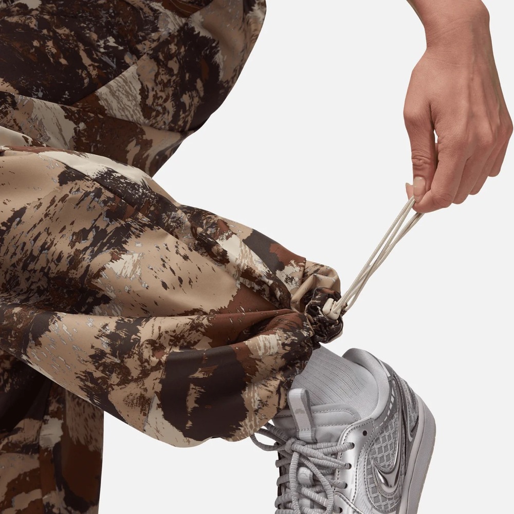 Air Jordan Women's Brooklyn Khaki
Camo Pants - MEDIUM - Picture 3 of 7